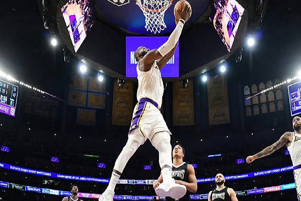 詹姆斯入選過NBA防守一陣嗎？